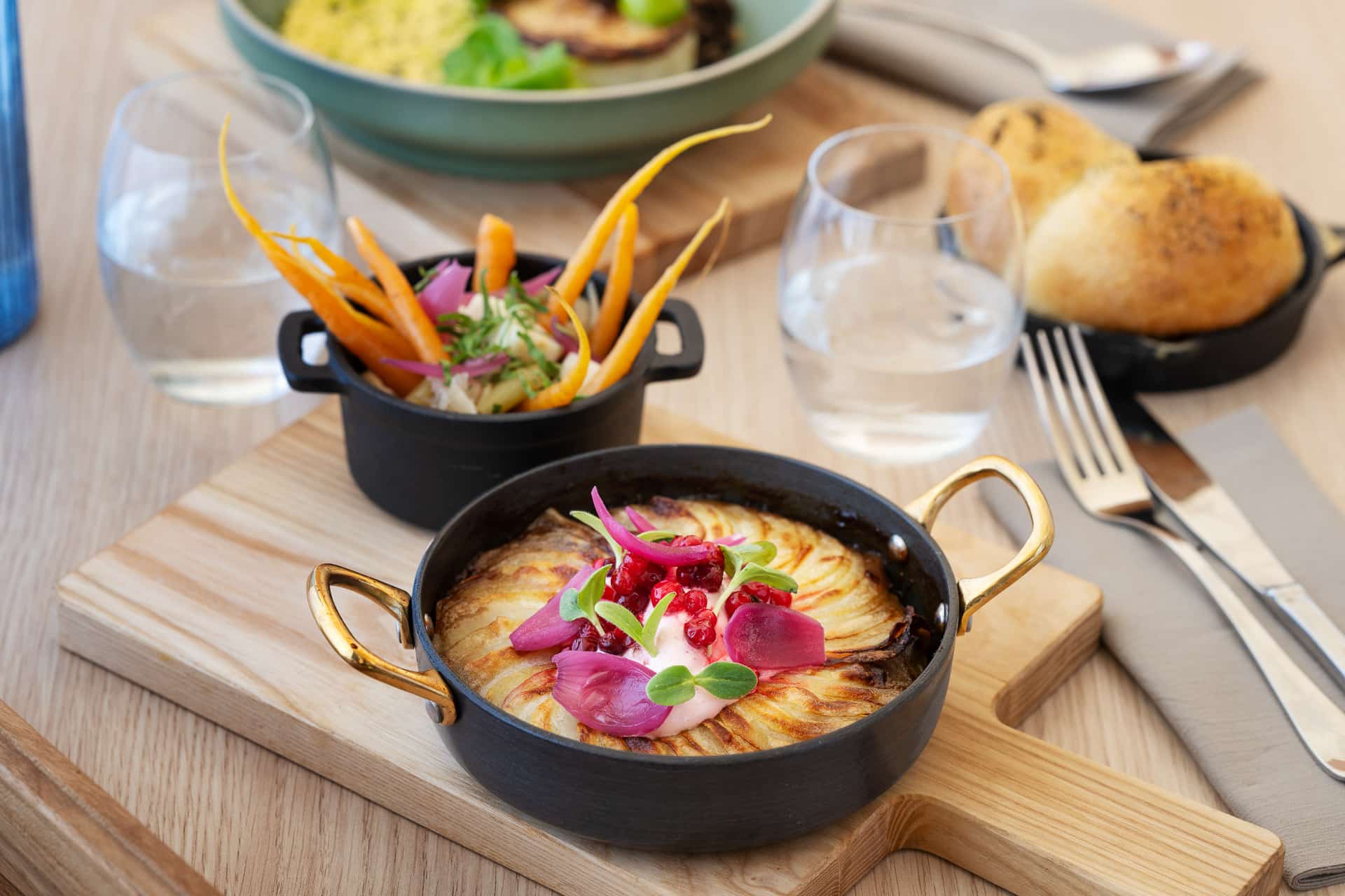 Fargerike lunsjretter på bord ved Restaurant SKREI i Lofoten